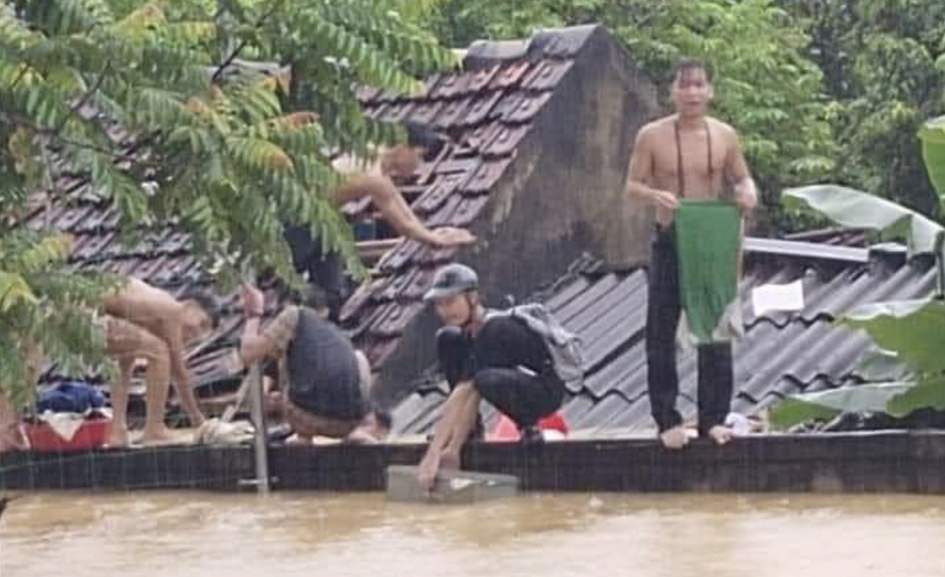 Nghệ An: Hàng chục học sinh trèo lên nóc nhà cầu cứu trong mưa lũ